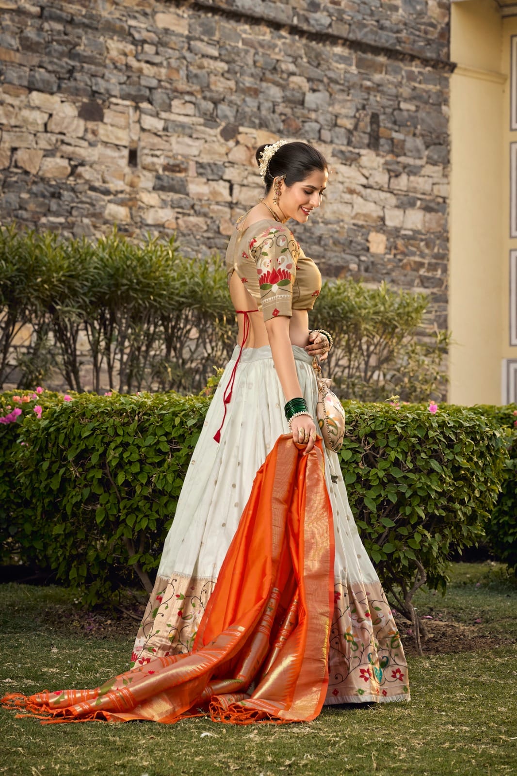 Jacquard Silk Paithani Lehenga Choli White (2) Jacquard Silk Paithani Lehenga Choli White (2)