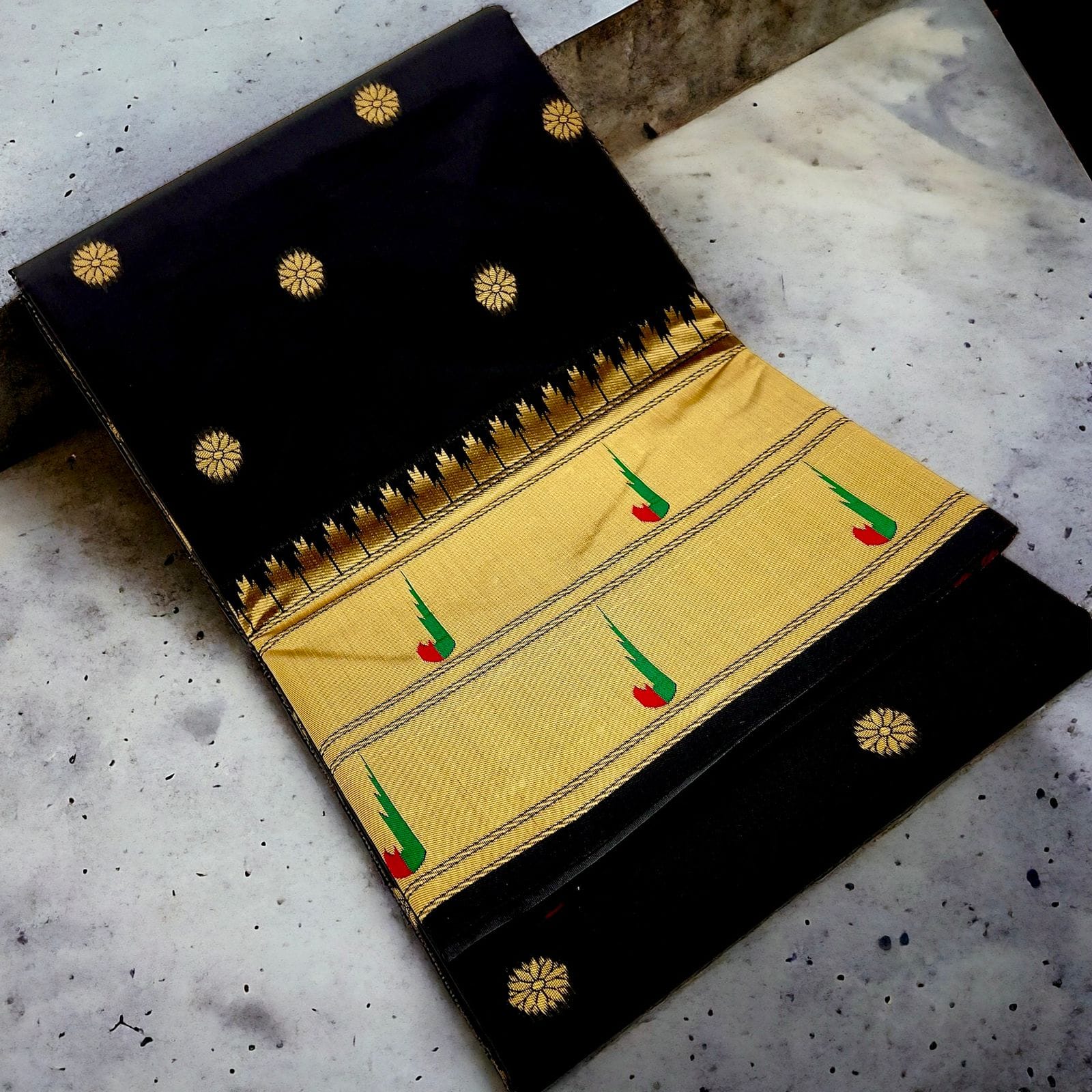 Black Double Muniya Boarder Paithani