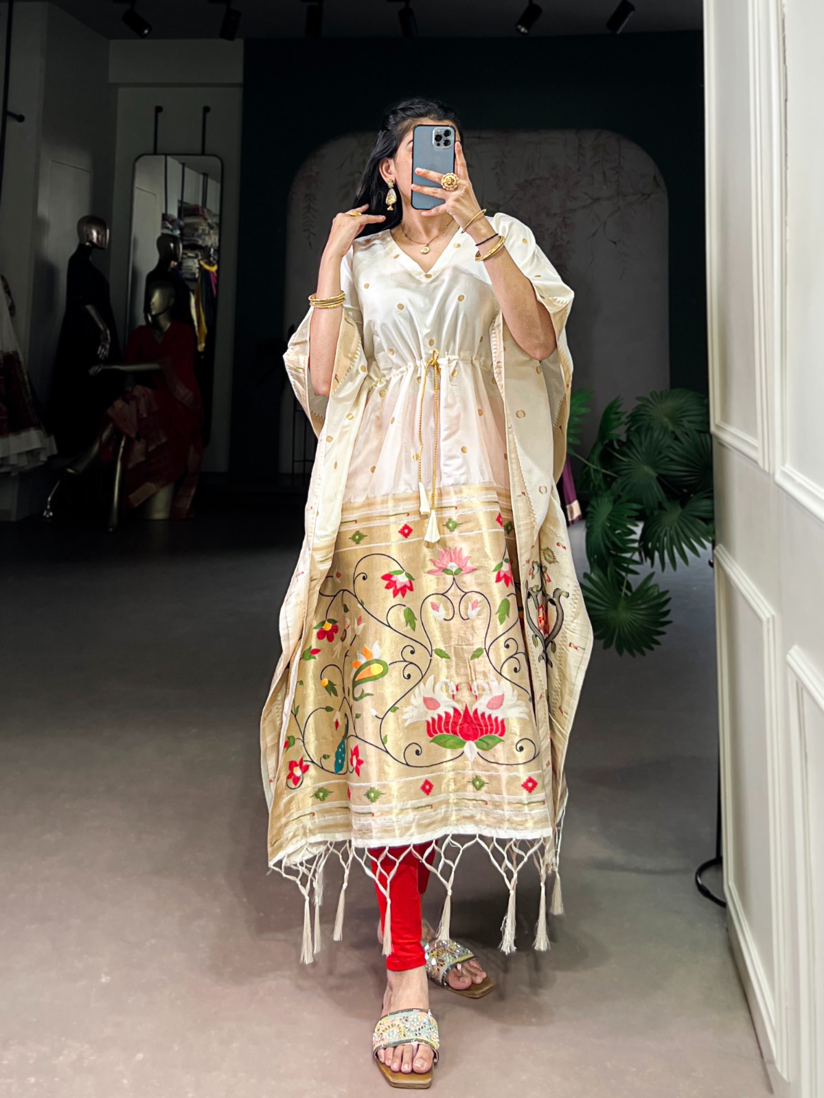 Jacquard Kaftan with floral embroidery.